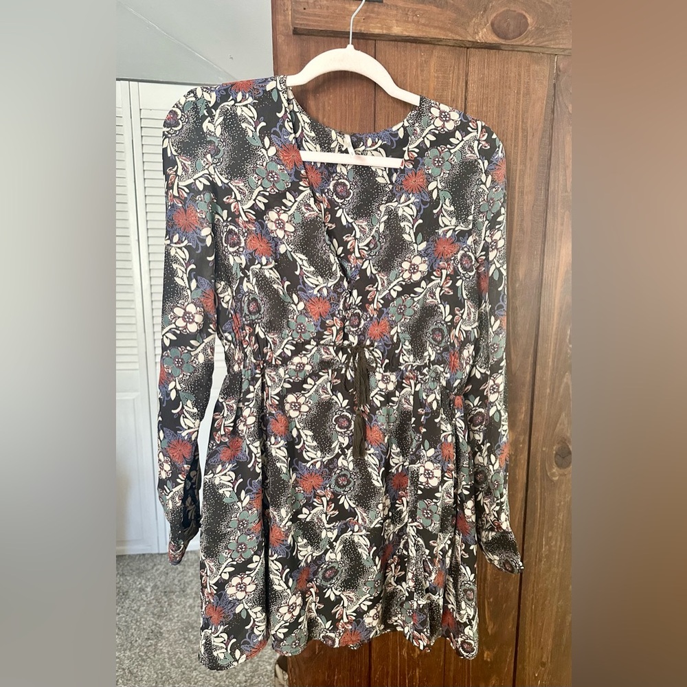 Beautiful Free People Blouse. Grey with unique flower pattern.